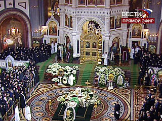 Заупокойная служба у гроба Святейшего Патриарха Алексия II