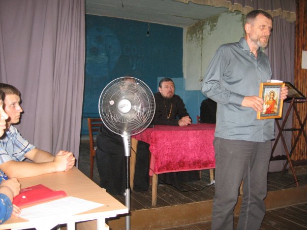 В сельском клубе дер. Лаптевой (фото Д.И.Стогова, 2006 г.)