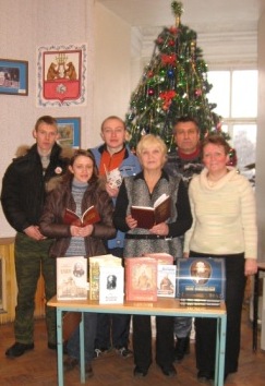 Участники Первого Иоанновского авто-паломничества в библиотеке г. Устюжна 21 декабря 2008 года