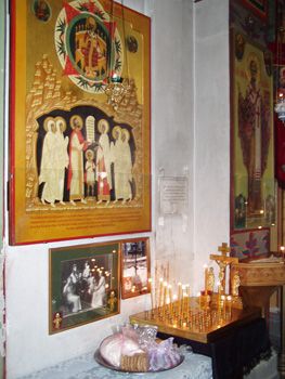 В Крестовоздвиженском храме – икона и фото царственных великомучеников