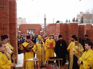 Торжественный молебен совершает архиепископ Тихвинский Константин
