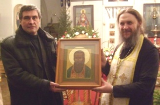 Михаил Смагин и протоиерей Геннадий Беловолов с иконой праведного Иоанна Кронштадтского (10 января 2009 года)