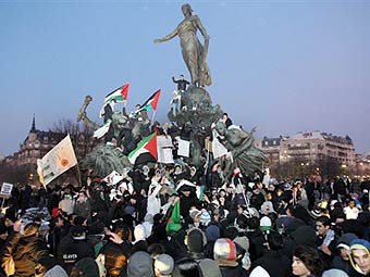 Антиизраильская демонстрация на парижской площади Насьон (Фото AFP)