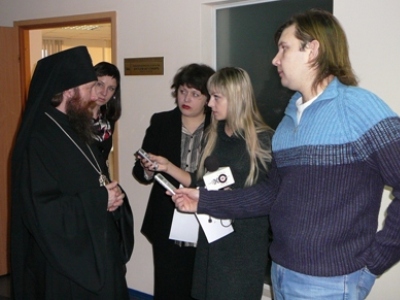 Архиепископ Томский и Асиновский Ростислав с журналистами