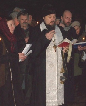 Иерей Алексий Успенский служит панихиду у Поминального креста в Московском парке Победы Санкт-Петербурга (27 января 2009 года)