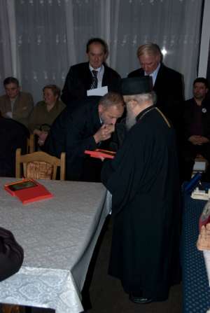 Епископ Рашко-Призренский Артемий вручает награды (фото с сайта Рашко-Призренской епархии)