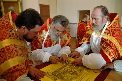 Владыка Мефодий подписывает антиминс Софийскогму собору