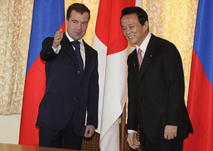 Дмитрий Медведев и Таро Асо (фото <a class="ablack" href="http://www.tass.ru/">ИТАР-ТАСС</a>)