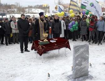 Церемония по закладке камня на месте, где будет установлен памятник А.С. Попову в Перми 16 марта 2009 г. (фото с сайта Пермской епархии)