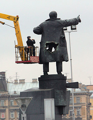 Подорванный памятник В.Ленину у Финляндского вокзала (Фото с сайта <a class="ablack" href="http://www.rian.ru/">РИА Новости)</a>