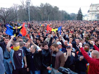 Массовые беспорядки в центре Кишинева. 7.04.2009 г. (Фото с сайта <a class="ablack" href="http://newsru.com/">Newsru.com</a>)