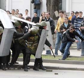 Беспорядки в Молдавии (фото с сайта газеты "Известия"