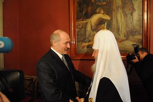 Президент Белоруссии Александр Лукашенко и Святейший Патриарх Кирилл 10 апреля 2009 года (Фото с сайта ОВЦС МП)