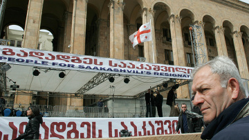 На площади перед парламентом Грузии в Тбилиси (Фото с сайта <a class="ablack" href="http://www.rian.ru/">РИА Новости)</a>