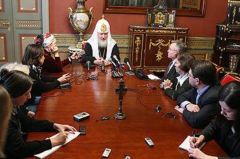 Святейший Патриарх Кирилл на встрече с журналистами. 15 апреля 2009 г. (Фото с сайта <a class="ablack" href="http://www.sedmitza.ru/">Седмица.Ru</a>)