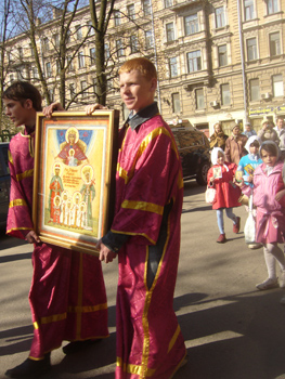 Крестный ход. С иконой Царственных мучеников – Максим Тарасов и Ярослав Тиховодов (справа)