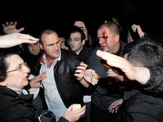 Грузинская оппозиция на митинге в Тбилиси (Фото с сайта <a class="ablack" href="http://newsru.com/">Newsru.com</a>)