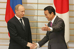 Премьер-министр Японии Таро Асо на переговорах с Владимиром Путиным. 12 мая 2009 года (Фото с сайта "Российской газеты")