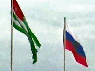 Флаги Абхазии и России (Фото с сайта <a class="ablack" href="http://newsru.com/">Newsru.com</a>)