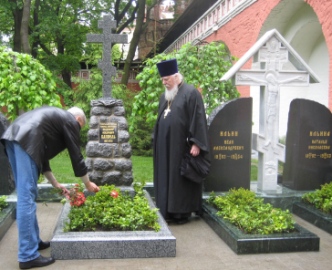 А.Н.Алекаев воздлагает цветы на могилу ген.В.О.Каппеля. Справа – протоиерей Димитрий Смирнов (фото Ю.К.Бондаренко)