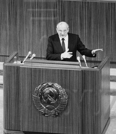 Михаил Горбачев на Первом съезде народных депутатов СССР в 1989 году