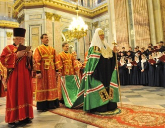Святейший Патриарх Московский и всея Руси Кирилл совершает Божественную литургию в Исаакиевском соборе 27 мая 2009 года (фото ОВЦС)