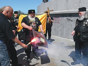 Хоругвеносцы сжигают портрет Мазепы (Фото с сайта СПХ)