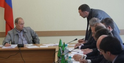 Владимир Путин "распекает" Олега Дерипаску на совещании в г. Пикалево 4 мая 2009 года (фото с сайта Правительства РФ)