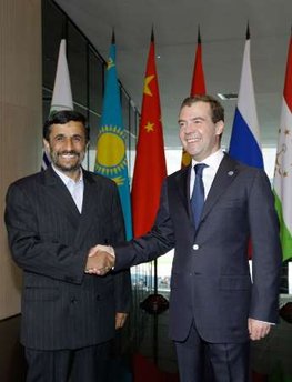 Медведев и Ахмадинежад на саммите ШОС. Екатеринбург, 16 июня 2009 года (Фото агентства Рейтер)