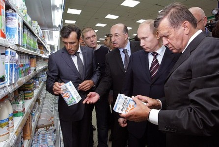 Владимир Путин в магазине "Перекресток" 24 июня 2009 года (фото сайта Правительства России)