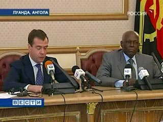Дмитрий Медведев на переговорах с президентом Анголы Жозе Эдуарду душ Сантушем (Фото с сайта <a class="ablack" href="http://newsru.com/">Newsru.com</a>)