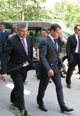 Президент Росии Дмитрий Медведев и президент Южной Осетии Эдуард Кокойты (фото: 