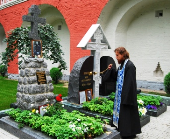 Отец Димитрий Николаев служит панихиду на могиле генерала В.О.Каппеля (28.07.2009)