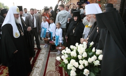 Патриарх Кирилл посещает Зимненский Успенский женский монастырь 3 августа 2009 года