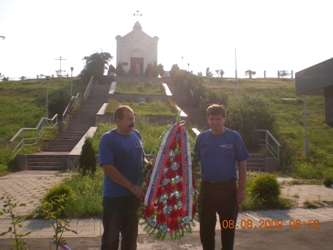 Олег Родивилов и Сергей Цеков возлагают венок к памятному кресту