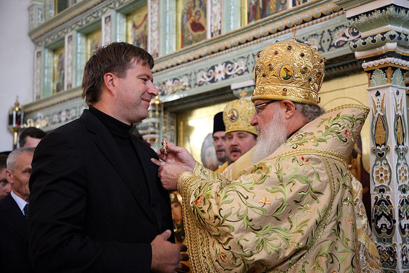Патриарх Кирилл награждает А.Коновалова (фото Патриархия.Ру)