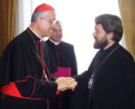 Кардинал Тарчизио Бертоне и архиепископ Иларион (фото с сайта ОВЦС МП)