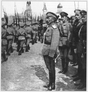 Главнокомандующий Л.Г. Корнилов принимает смотр юнкеров. 1917 г.