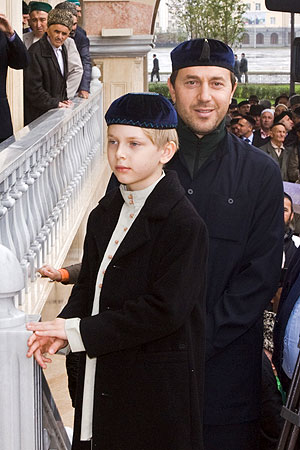 Бизнесмен, бывший муж К.Орбакайте Руслан Байсаров с сыном Дени на открытии главной мечети им. Ахмата Кадырова (Фото газеты *Взгляд*)