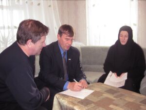 Православные правозащитники беседуют с монахиней Боголюбовского монастыря (25.09.09)
