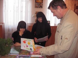 Православные правозащитники беседуют с воспитанницами приюта при Боголюбовском монастыре (25.09.09)