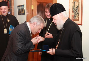 Блаженнейший митрополит Владимир награждает Петра Ющенко к радости Александра Драбинко (между ними)