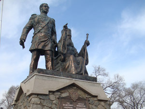 Памятник Святителю Иннокентию и графу Н.Н.Муравьеву-Амурскому (фото: *Комсомольская правда*)