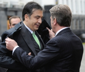 Ющенко встречает Саакашвили (фото с сайта Газета Gzt.Ru)