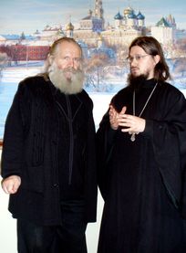 Отец Даниил Сысоев (справа)