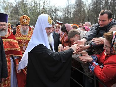 Патриарх Кирилл и верующие, Бутово, 1 мая 2010 год, фото Патриархии.Ru