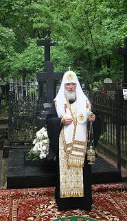 Святейший Патриарх служит панихиду на могиле своих родителей