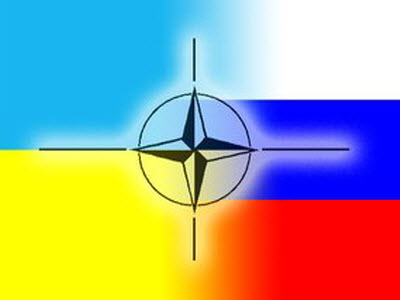 Эмблема НАТО на фоне флагов России и Украины