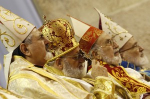 Архиепископ Хризостом II молится среди католических прелатов