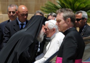 Архиепископ Хризостом II и папа Бенедикт XVI приветствуют друг друга